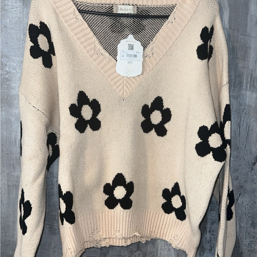 Altar’d  State NWT cream/black daisy v neck  sweater sz L  raw edges